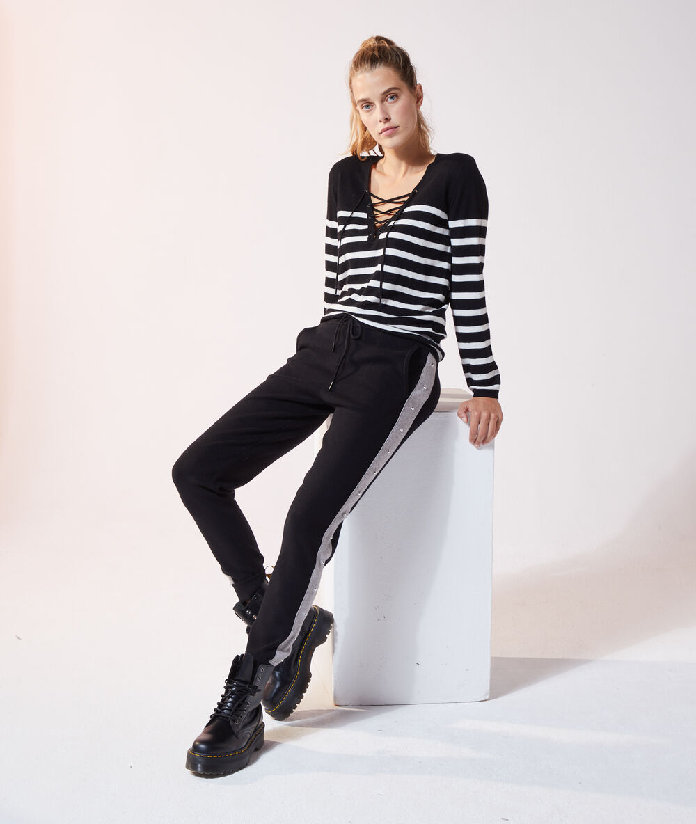 Jersey marinero, escote con lazada negro.