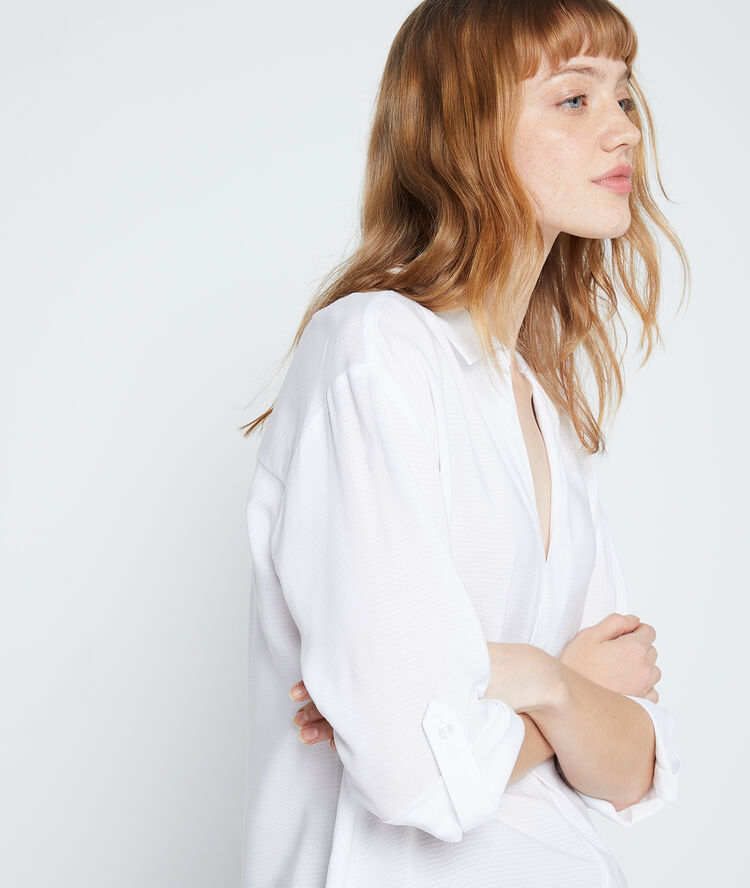 Blusa cuello en v blanco.