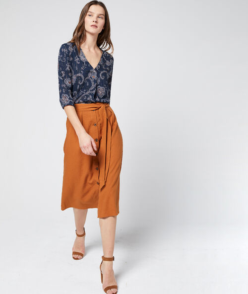 Top holgado estampado floral azul marino.