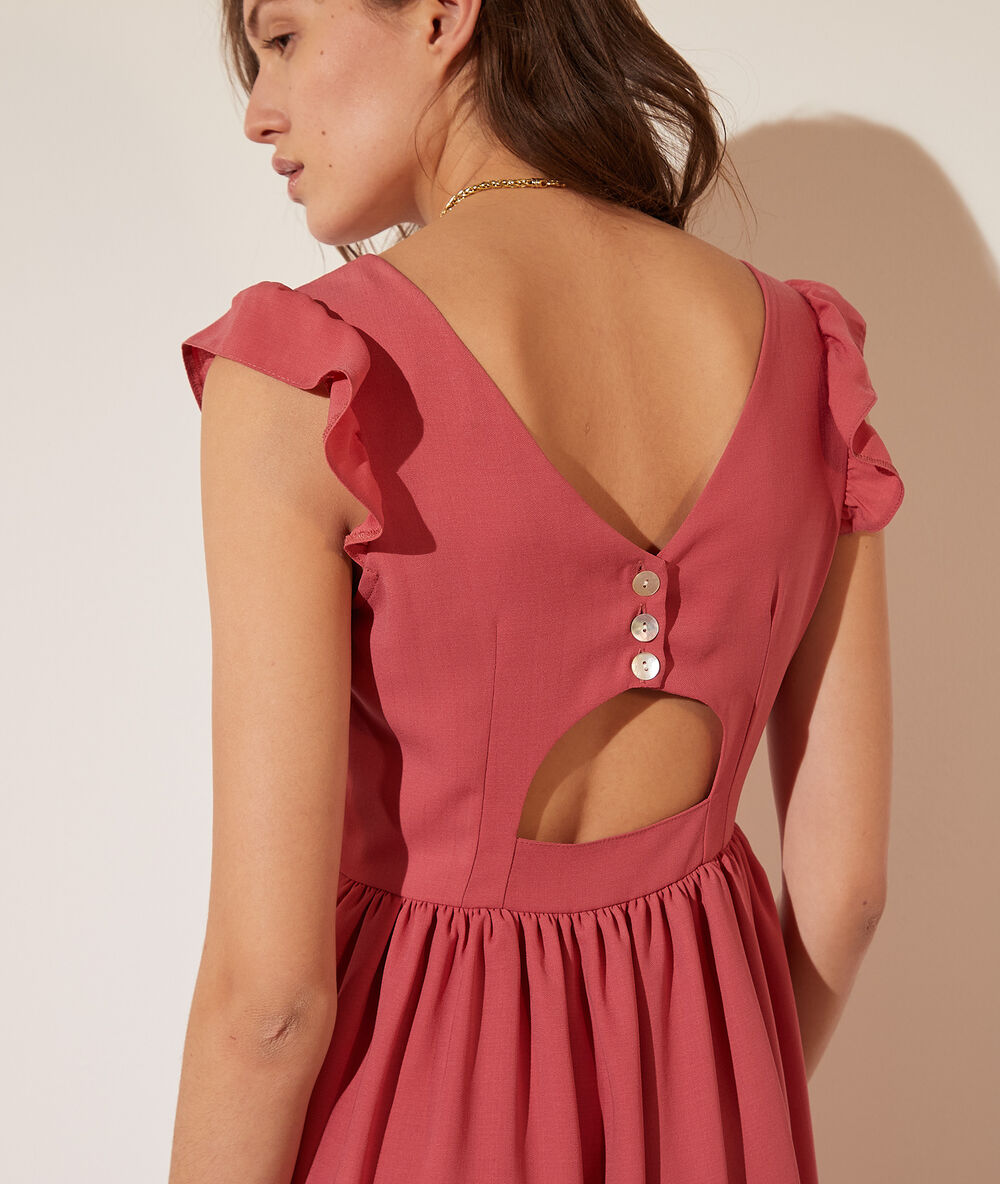 Vestido abertura espalda con volantes rosa.