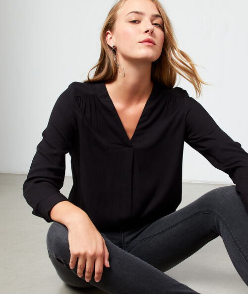 Blusa cuello en v  negro.