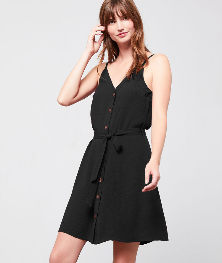 Vestido vaporoso abotonado y con cinturón negro.