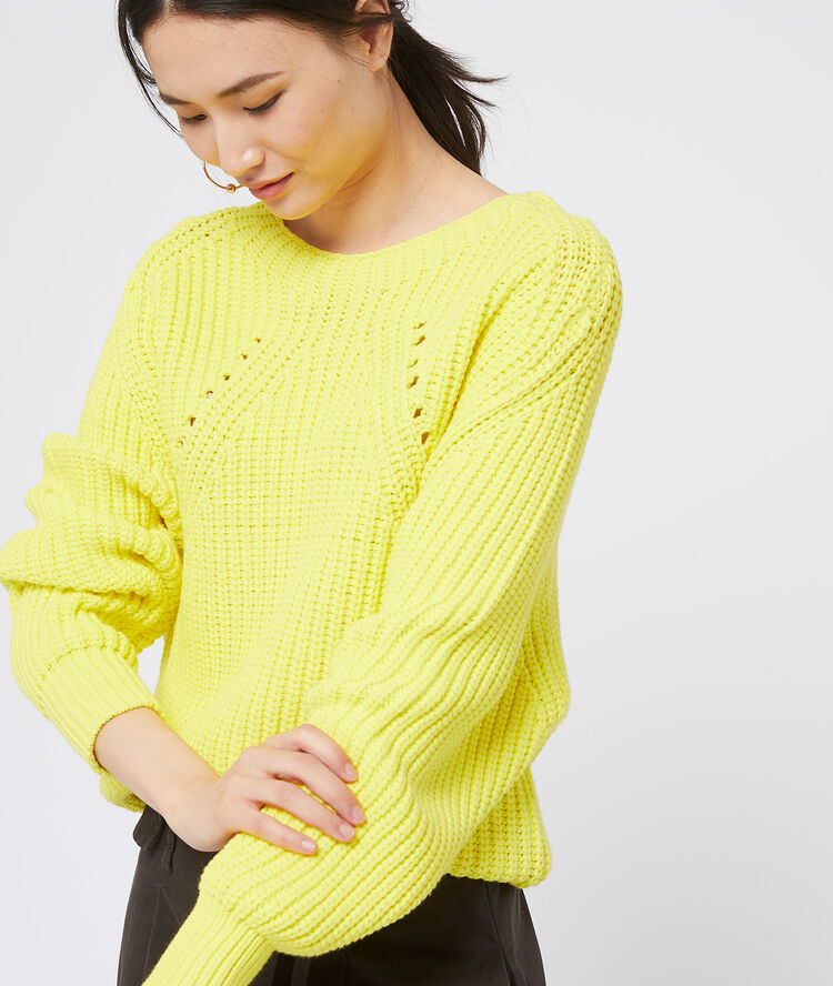 Suéter de punto grueso amarillo.