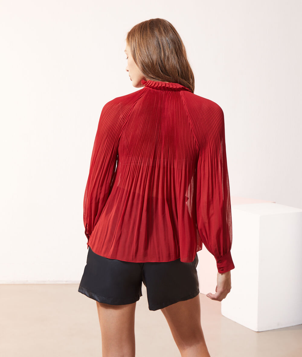 Blouse plissée, col à volants grenat.