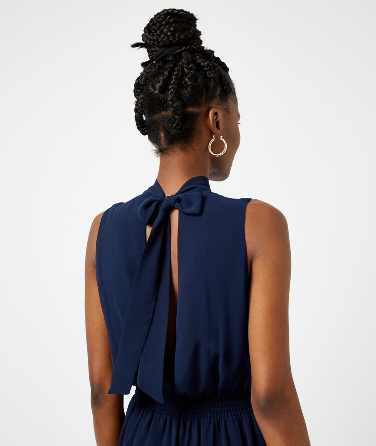 Vestido corto anudado en la espalda azul marino.