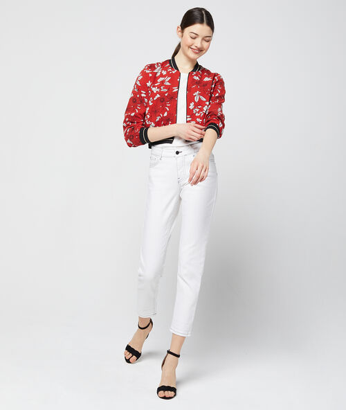 Chaqueta tipo bomber estampado floral rojo.