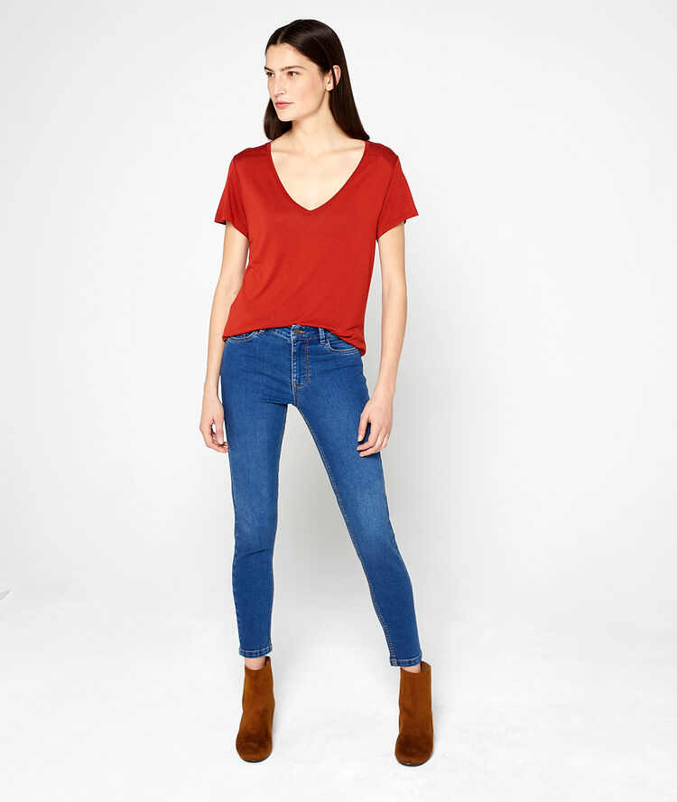 Camiseta cuello en v rojo.