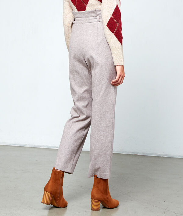 Pantalón talle alto con cinturón Pantalón talle alto con cinturón