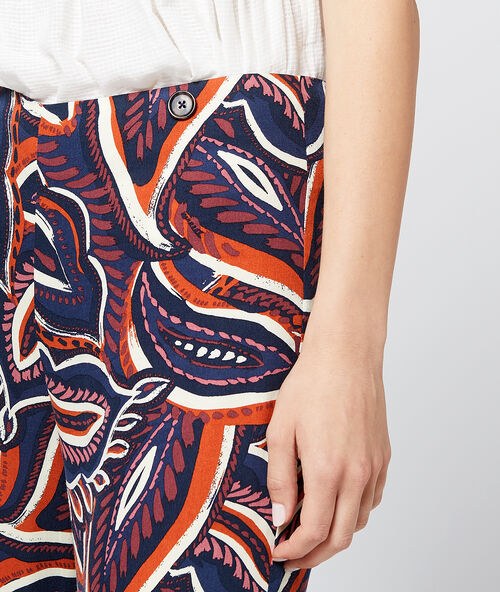 Pantalón largo estampado floral azul.