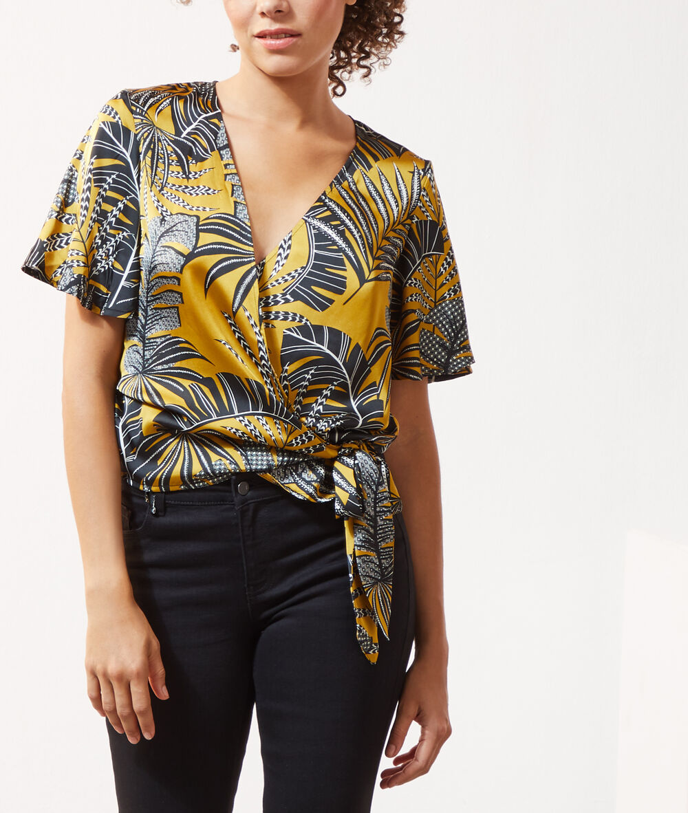 Top estampado hojas oliva.