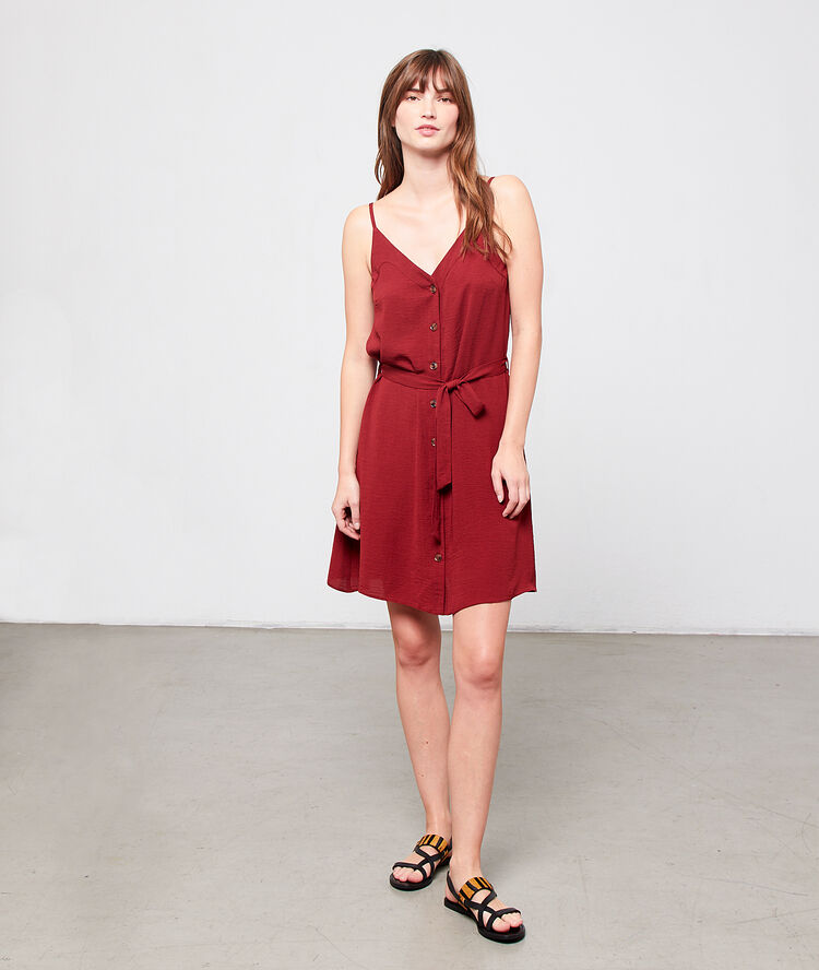 Vestido vaporoso abotonado y con cinturón burdeos.