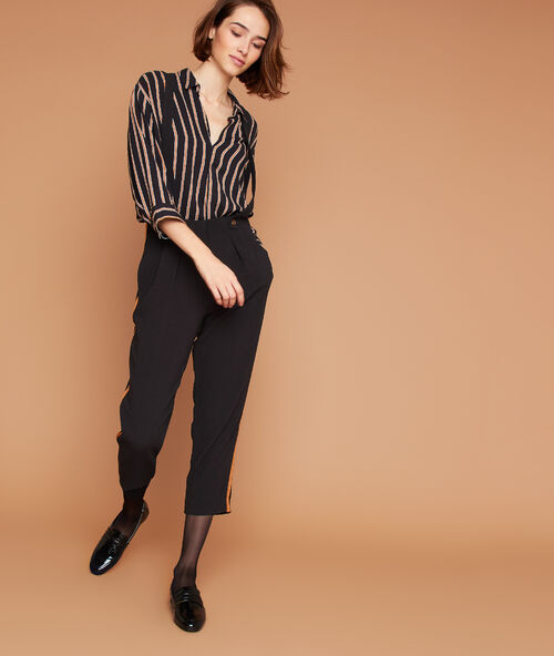 Pantalón de talle alto con tirantes negro.