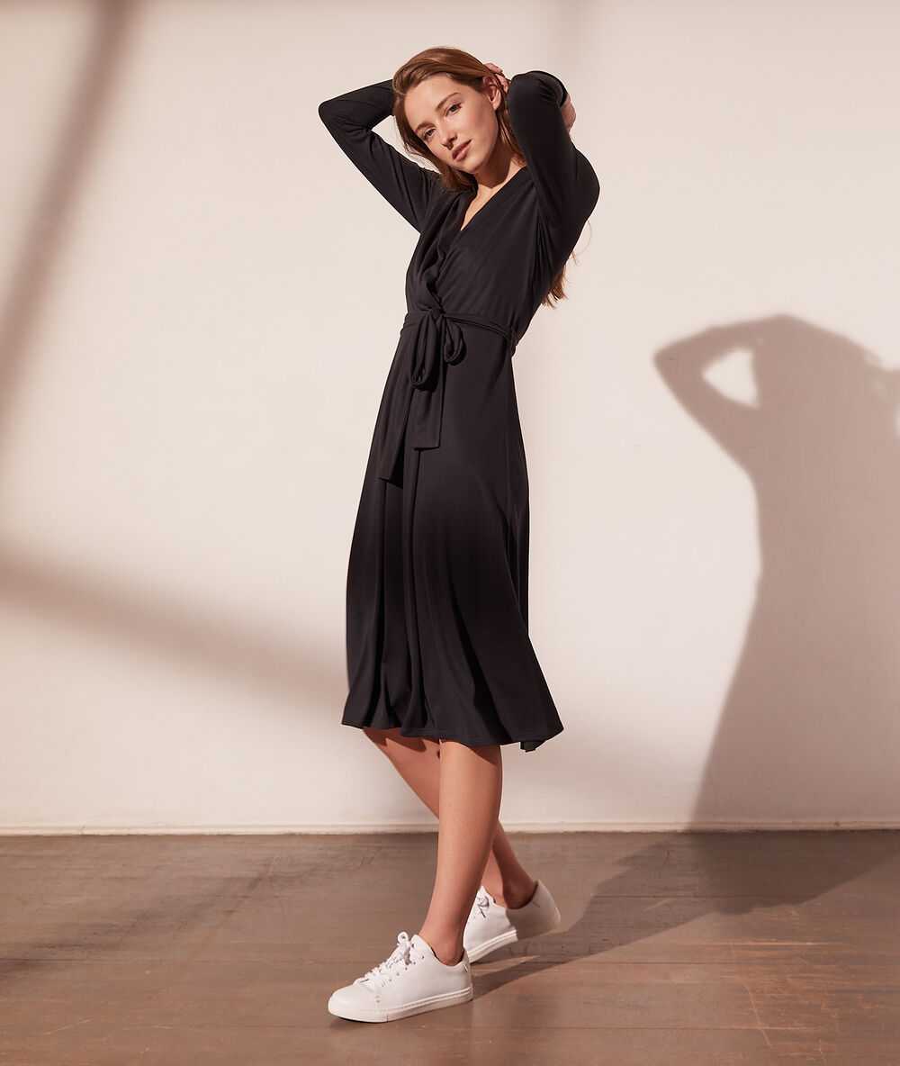 Vestido vaporoso, anudado lateral negro.