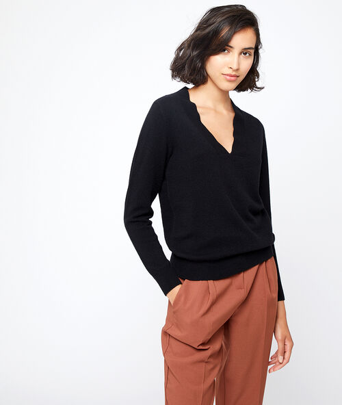 Su&eacute;ter cuello en v de cachemir negro.
