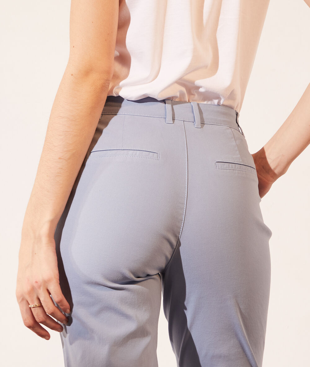 Pantalón chino azul.
