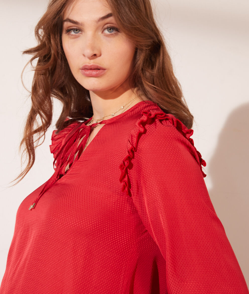 Blusa jacquard satinada con volantes fucsia.