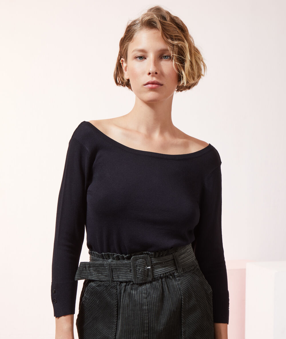 Jersey fino cuello barco negro.