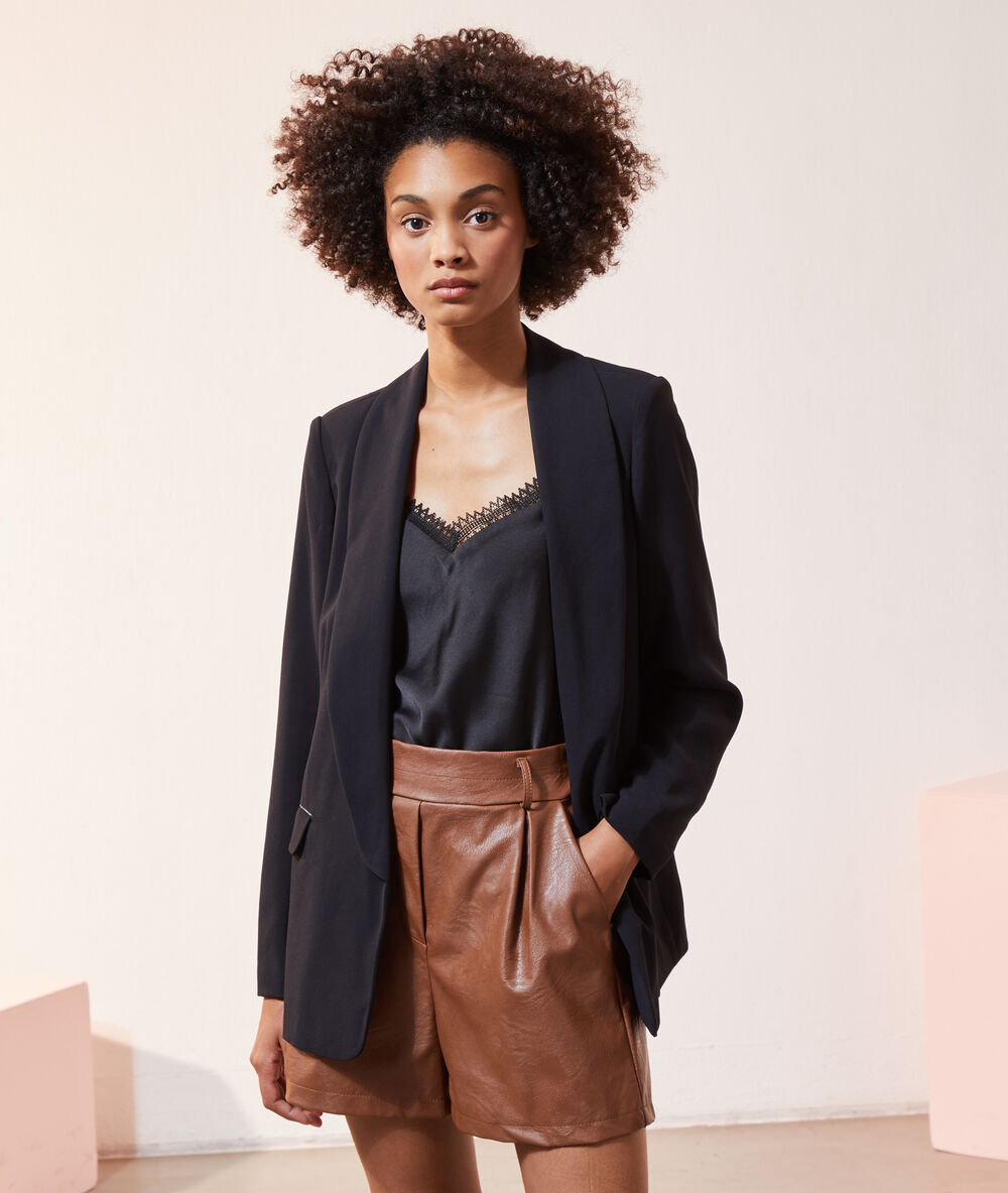 Blazer de corte recto negro.