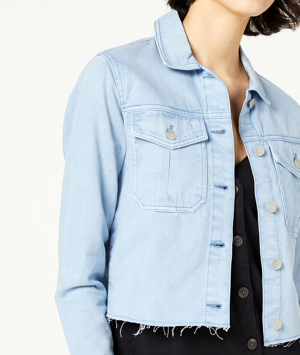Chaqueta vaquera azul.