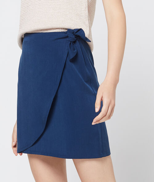 Falda cruzada de tencel azul.