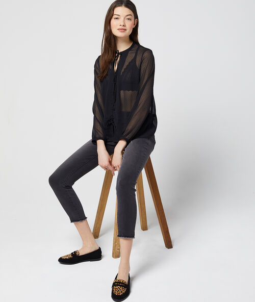 Blusa anudada en plumetis azul marino.
