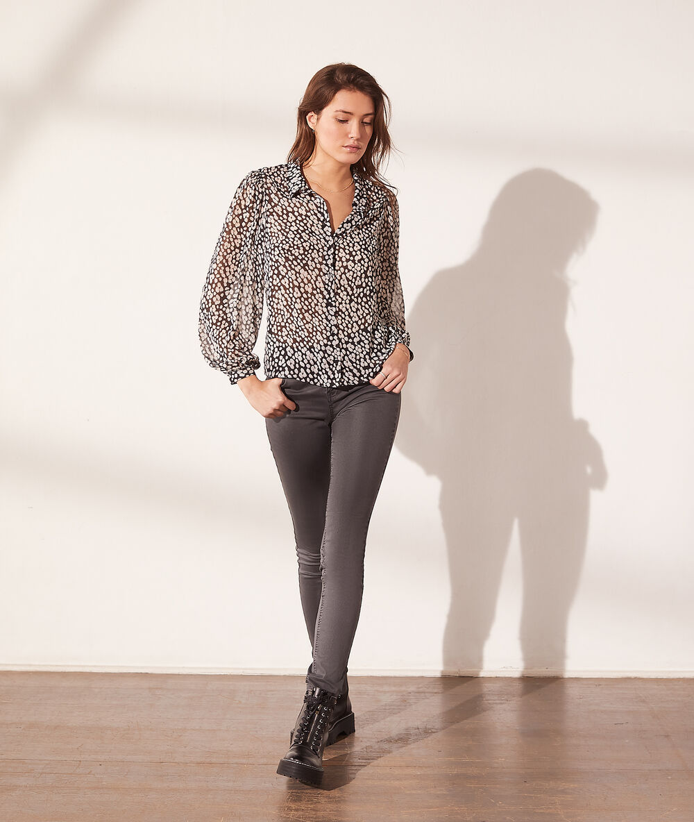Pantalón vaquero estrecho coral.