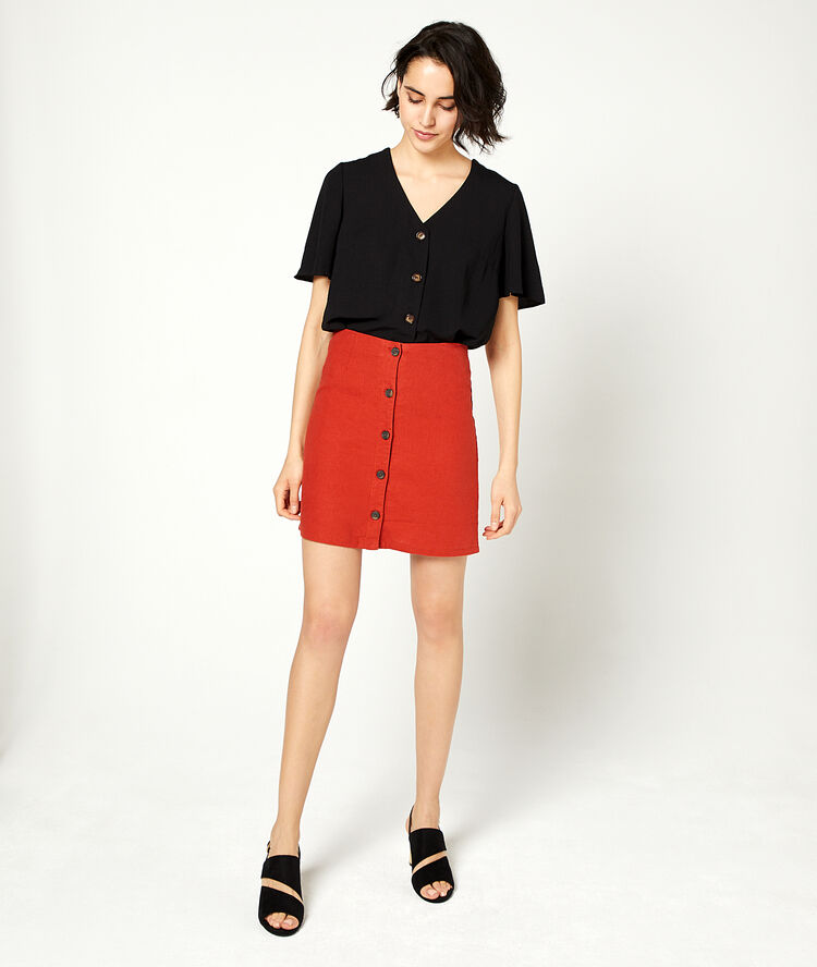 Blusa lisa con botones negro.