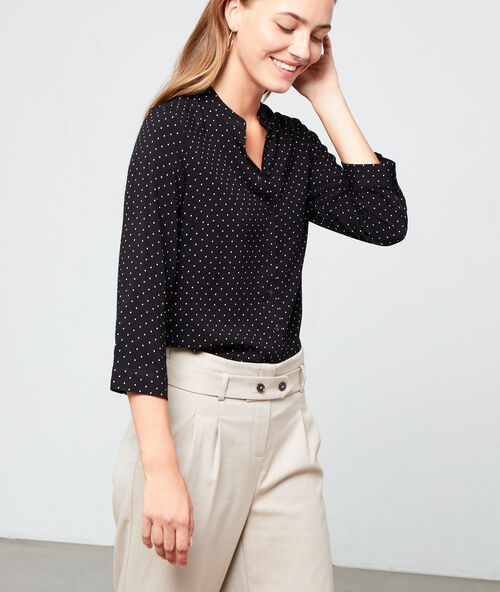 Camisa cuello redondo de lunares negro.