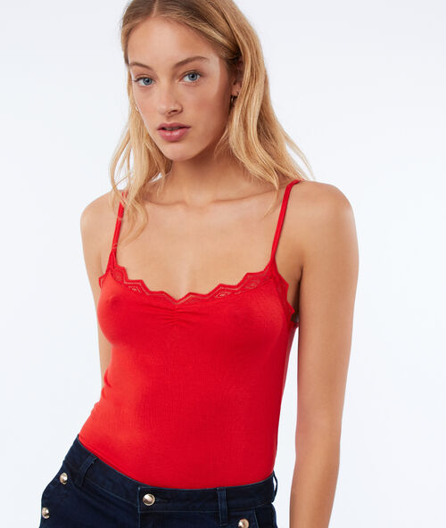Camiseta de tirantes escotada de encaje rojo.