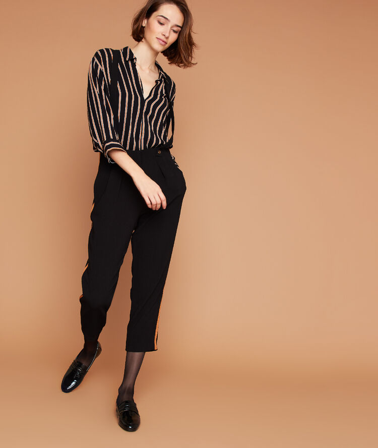 Camisa a rayas negro.