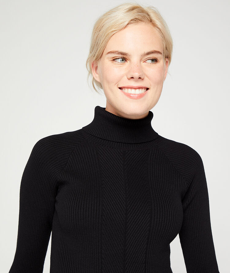 Vestido suéter cuello alto negro.