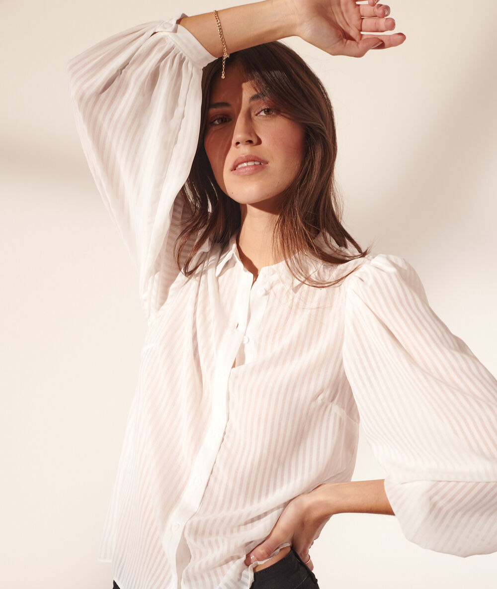 Blusa transparente blanco.