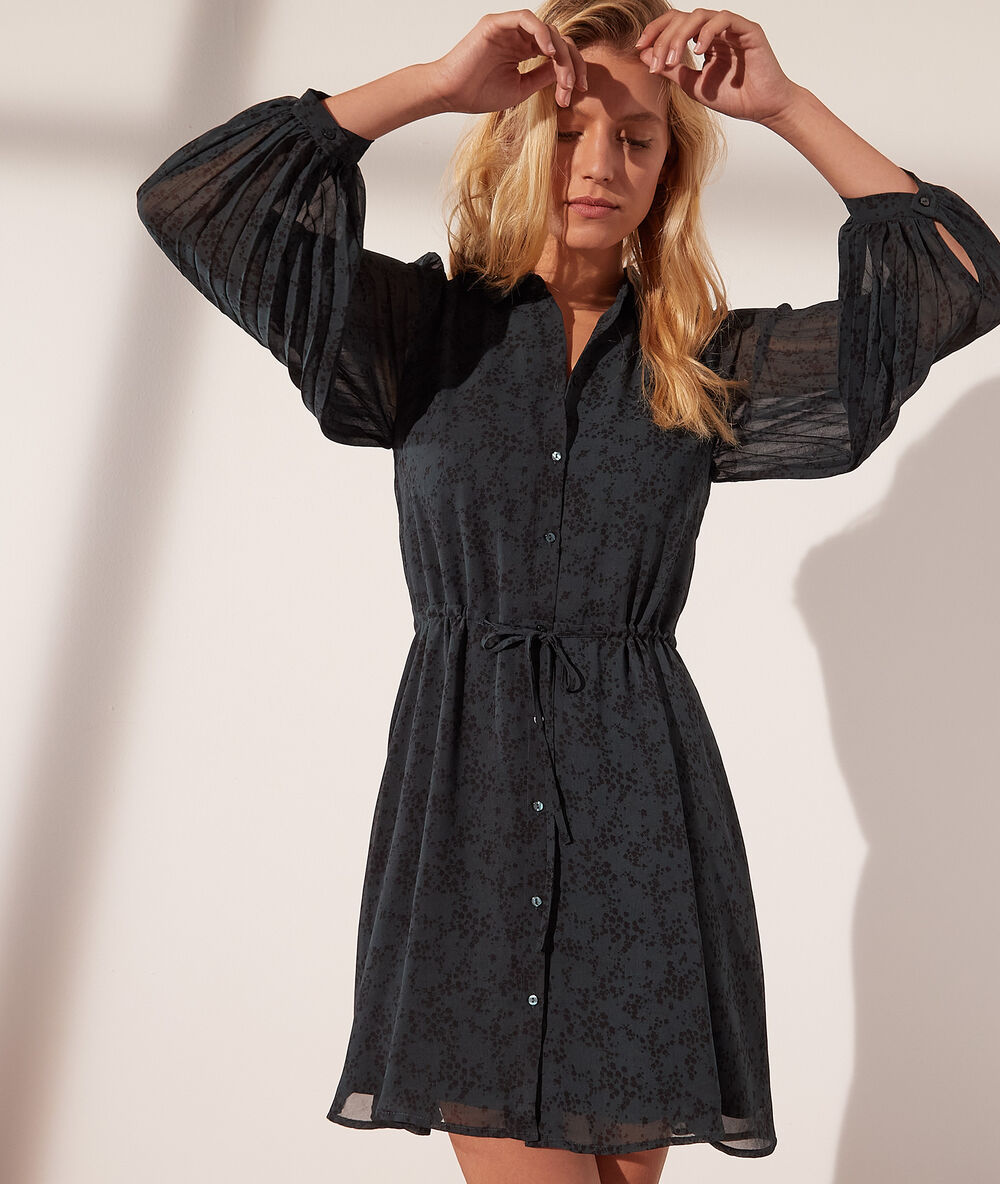 Vestido camisero estampado verde.