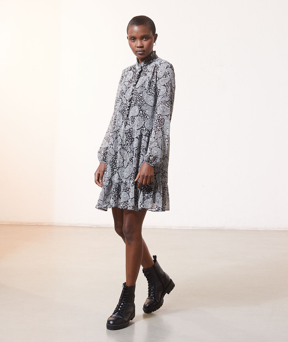 Vestido camisero estampado negro.