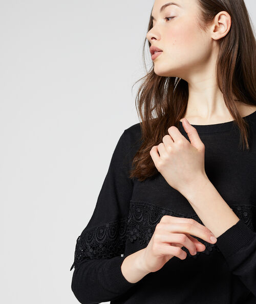 Jersey con detalles de guipur negro.