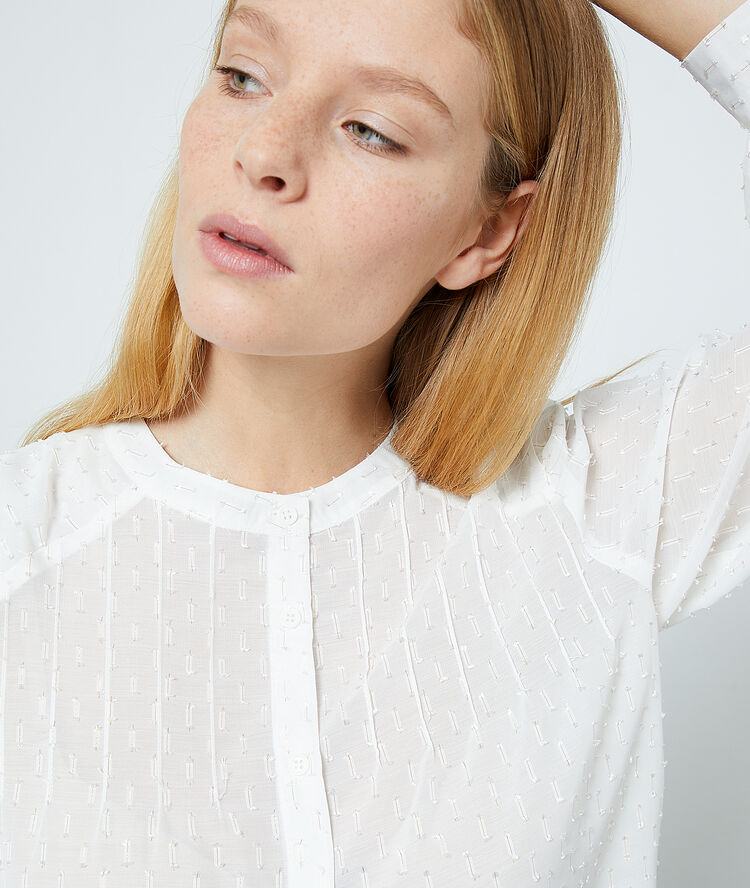 Camisa de plumetis crudo.