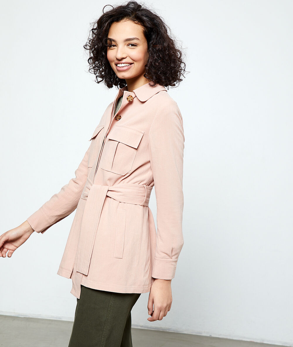 Trench corto con cinturón rosa.