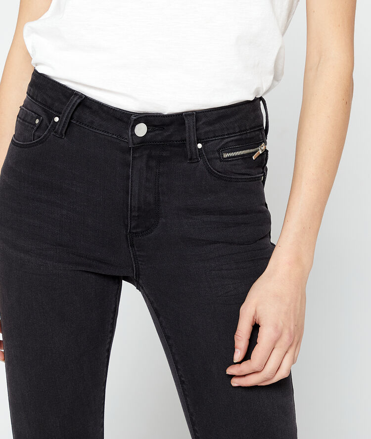 Pantalón vaquero pitillo negro.