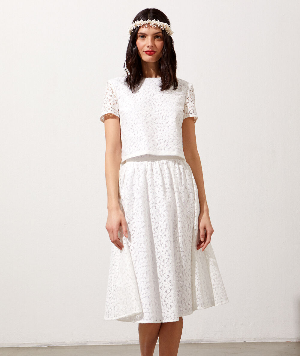 Falda midi de encaje floral crudo.