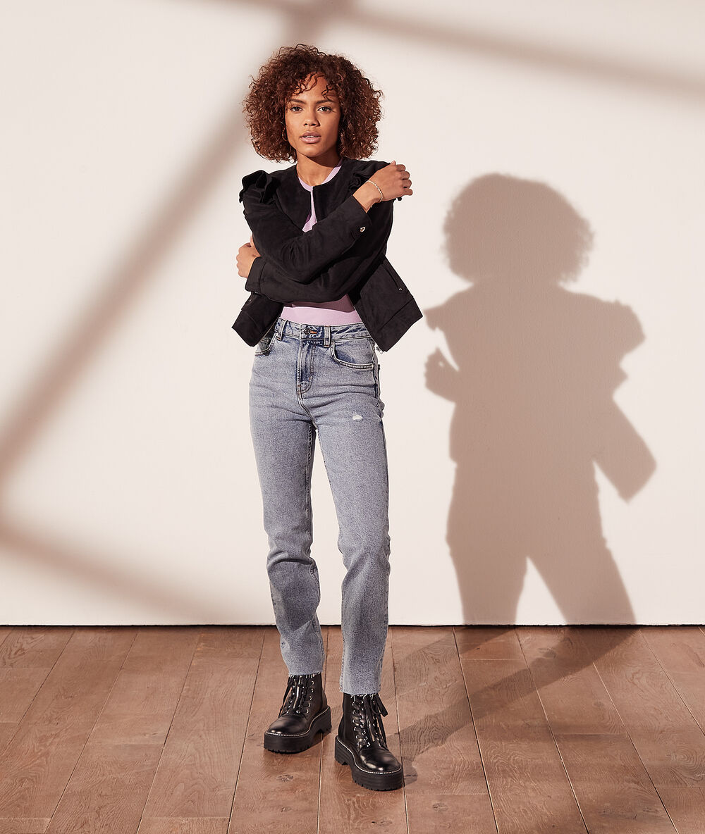 Chaqueta de ante con volantes negro.
