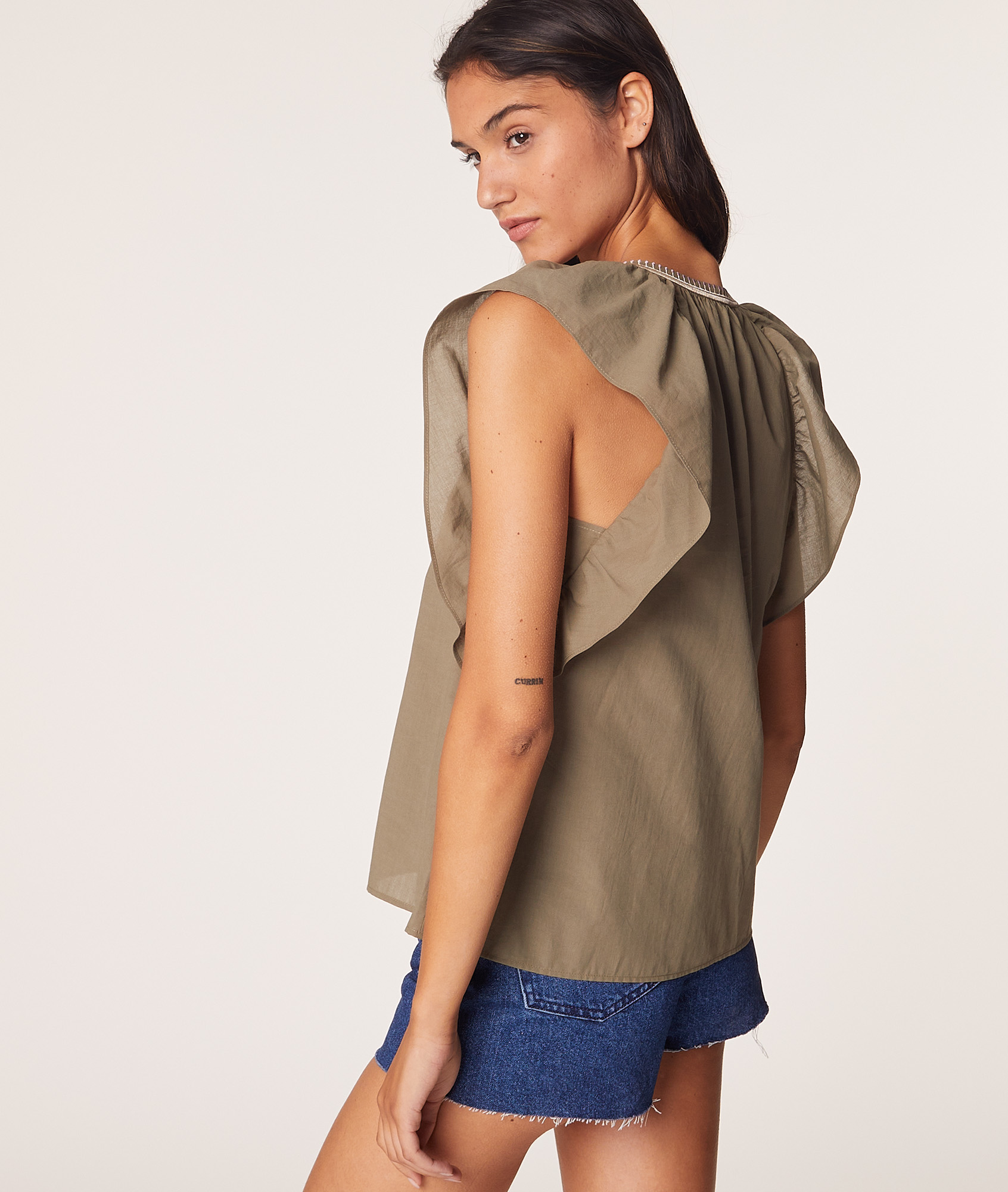 blusa sin manga con volantes