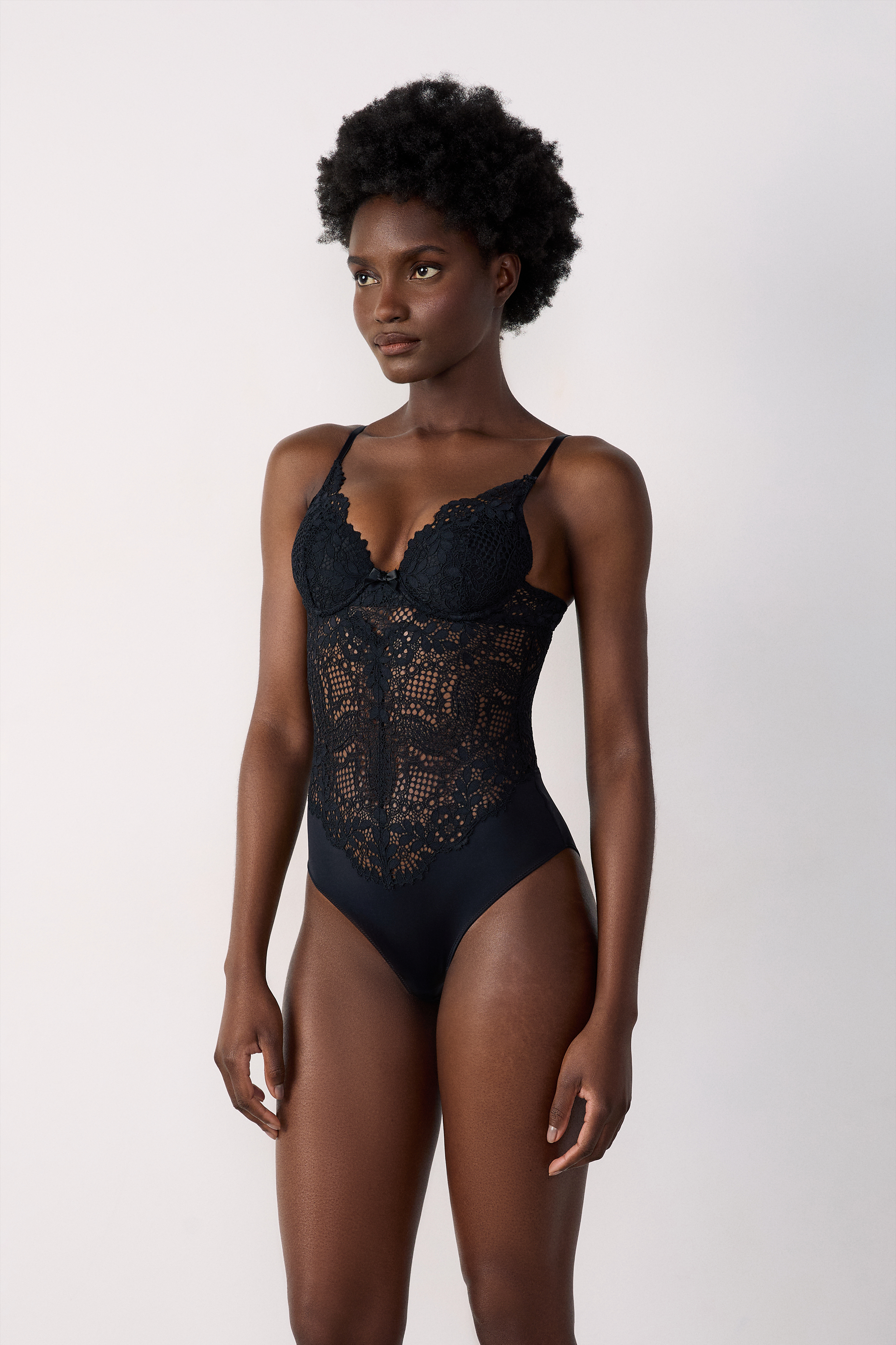 Body de encaje con espalda descubierta