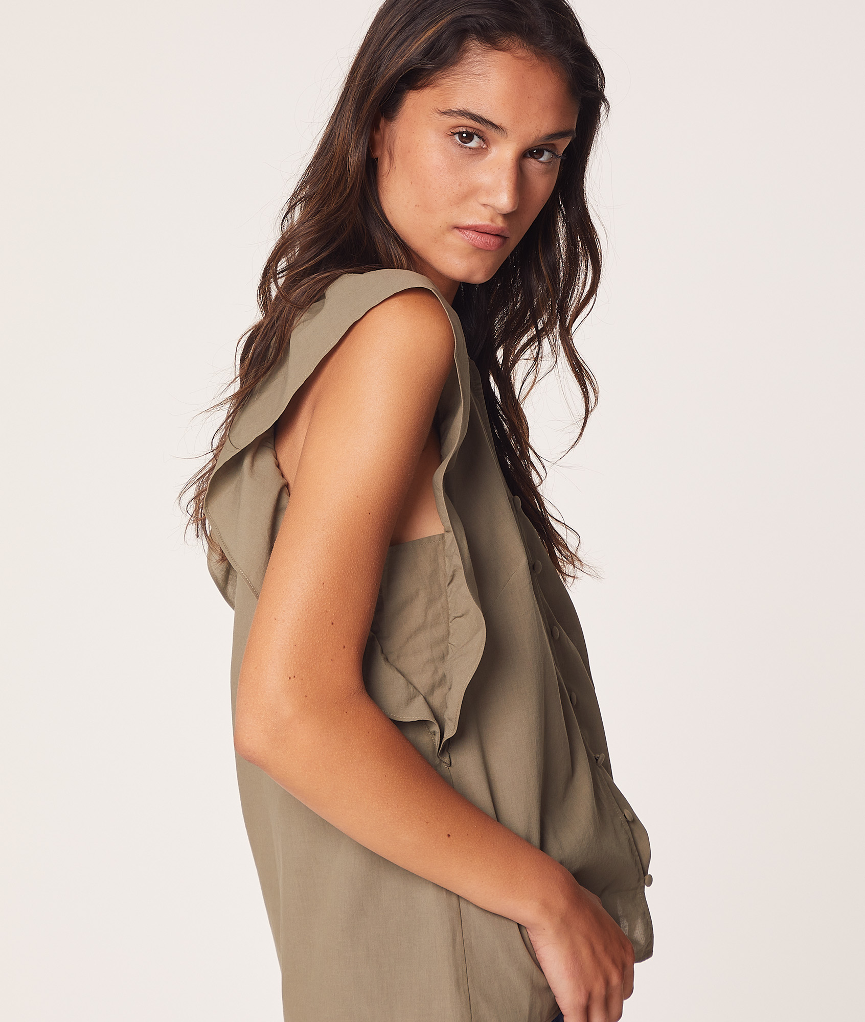 blusa sin manga con volantes